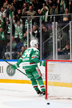 Rögles Adam Edström jublar