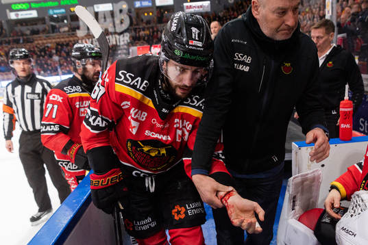 Luleås Konstantin Komarek lämnar isen