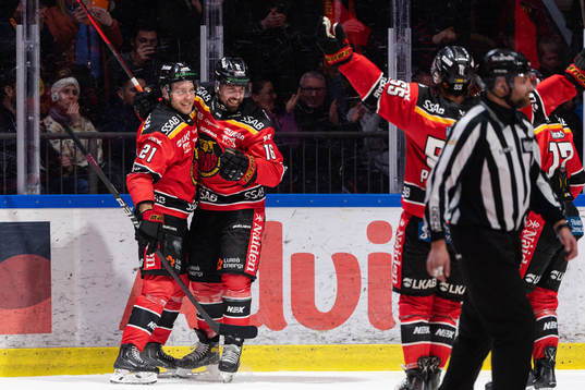 Luleås Juhani Tyrväinen och Niklas Olausson jublar