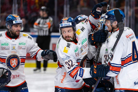 Växjös Lukas Bengtsson och Keegan Lowe jublar