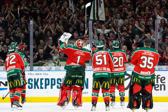 Frölundas spelare jublar framför sin klack