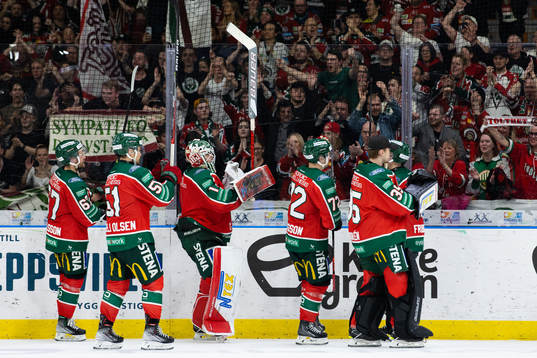 Frölundas spelare jublar framför sin klack