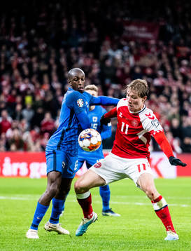 Glen Kamara of Finland and Rasmus Højlund of Denmark