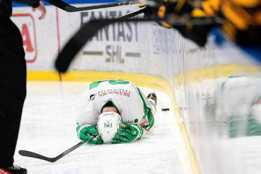 Rögles Adam Edström ligger ner