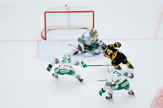 Skellefteå AIKs Tom Kuhnhackl och Rögles Marco Kasper ,