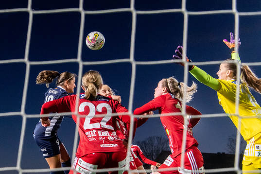 FC Rosengårds Loreta Kullashi gör 1-0 bakom Piteås Samantha Leshnak Murphy