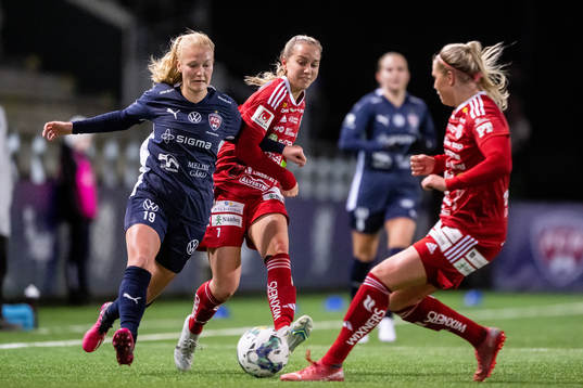 FC Rosengårds Sofie Bruun Bredgaard i kamp med Piteås Sara Eriksson