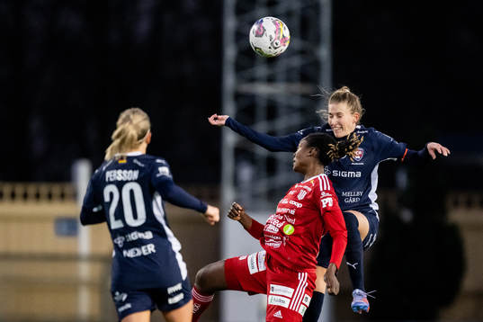 Piteås Anam Imo och FC Rosengårds Emma Berglund