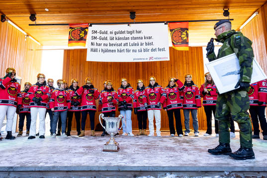 F21 Ställföreträdande chef Mikael Engman ger en gåva i