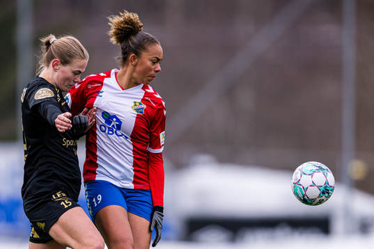 Marthine Østenstad of Brann and Josefine Birkelund of Lyn
