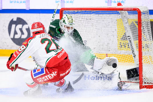 Frölundas Anthony Greco och Färjestads målvakt Matthew