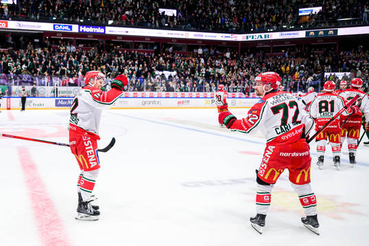 Frölundas Max Friberg och Patrik Carlsson jublar