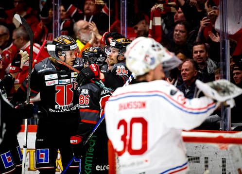 Örebros Emil Larsson jublar vid 1-1 med Rodrigo Abols och