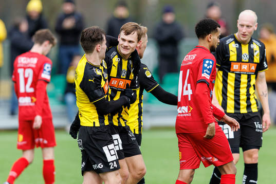 Häckens Oscar Uddenäs jublar efter 3-0