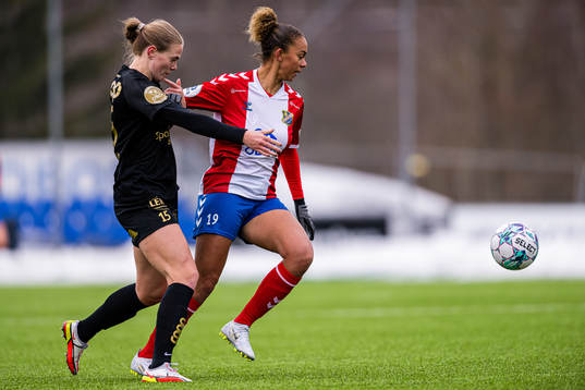 Marthine Østenstad of Brann and Josefine Birkelund of Lyn