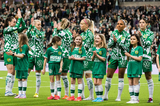 Hammarbys spelare knattar ställer upp innan fotbollsmatchen i Damallsvenskan mellan Hammarby och Vittsjö den 26 mars 2023 i Stockholm. 