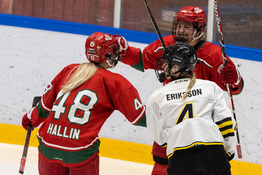 Modos Ebba Hedqvist jublar 2-0 målet med Mira Hallin
