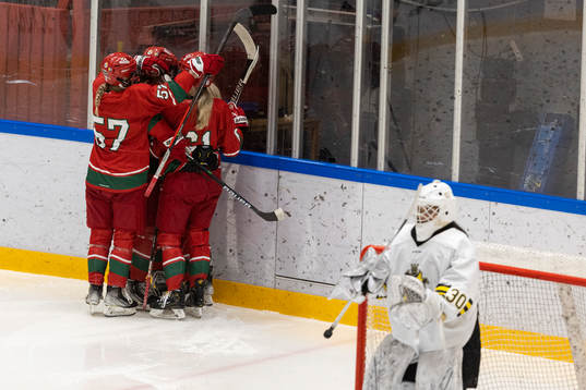 Modos Ebba Hedqvist jublar 2-0 målet med lagkamrater