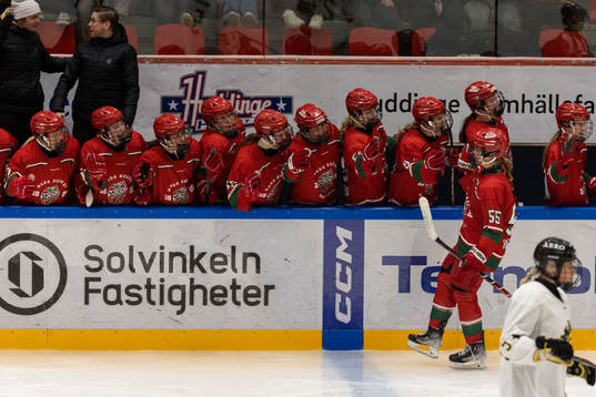Modos Ebba Hedqvist jublar 2-0 målet med lagkamrater