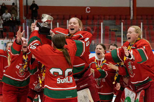 Modo spelare jublar med pokalen