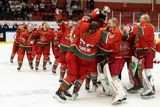 Modo spelare jublar med pokalen