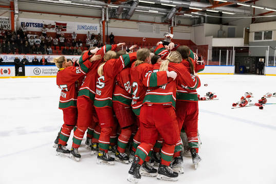 Modo spelare jublar med pokalen