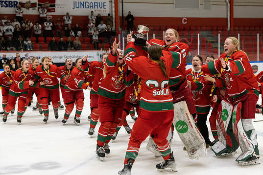 Modo spelare jublar med pokalen