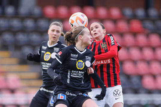 IK Uppsalas Emilia Hjertberg och Brommapojkarnas Vera Blom