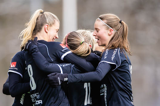 IK Uppsalas Johanna Renmark jublar med Wilma Öhman och Julia Ragnarsson efter 2-2