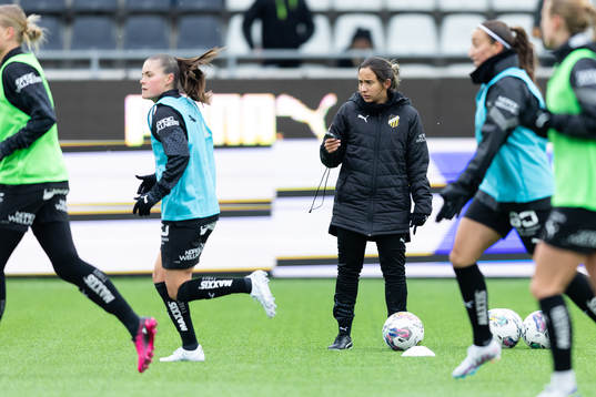 Häckens assisterande tränare Bri Campos innan fotbollsmatchen i Damallsvenskan mellan Häcken och Djurgården den 26 mars 2023 i Göteborg. 