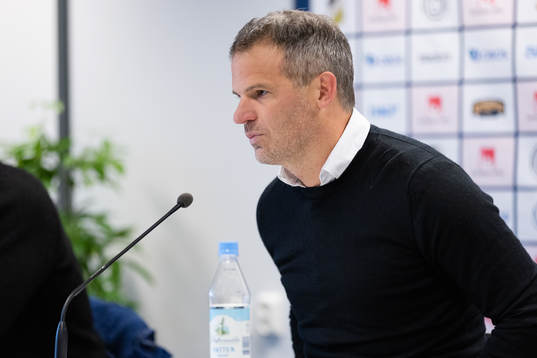 Häckens tränare Robert Vilahamn på presskonferensen