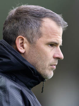 Häckens tränare Robert Vilahamn innan fotbollsmatchen i