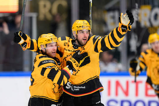 Skellefteås Joakim Lindström jublar