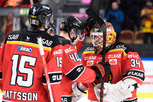 Luleås Tomi Sallinen och målvakt Joel Lassinantti jublar