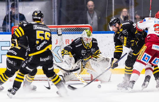 AIKs målvakt Niklas Lundström med en räddning