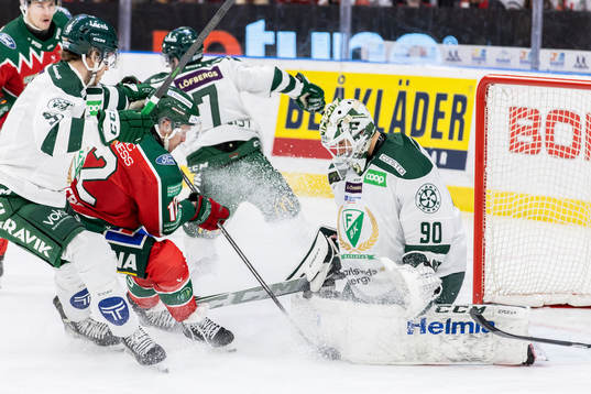 Frölundas Max Friberg oroar mot Färjestads målvakt