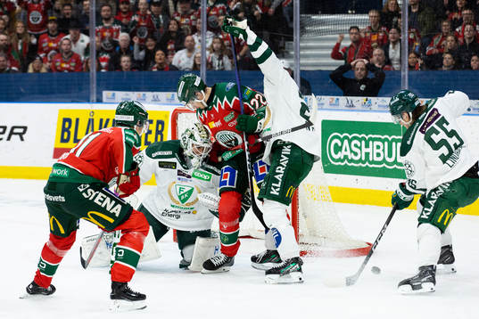 Frölundas Linus Nässen oroar framför Färjestads