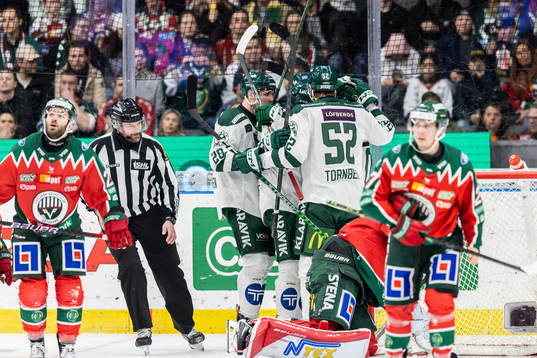 Färjestads Daniel Viksten jublar med lagkamrater