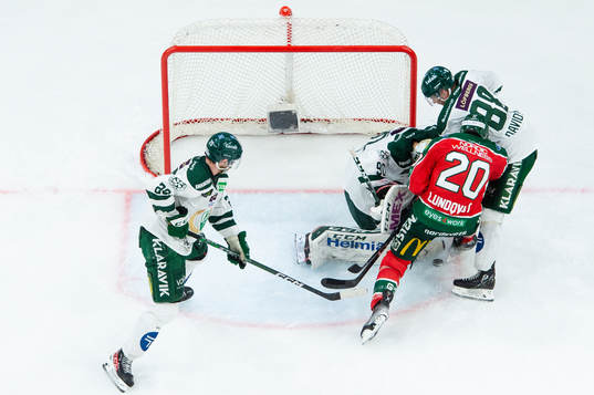 Frölundas Joel Lundqvist oroar framför Färjestads