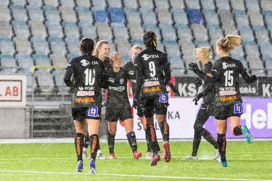 Växjös spelare jublar efter 1-1 målet genom Elin Nilsson