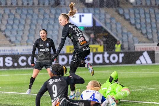 Växjös Elin Nilsson gör 1-1 målet