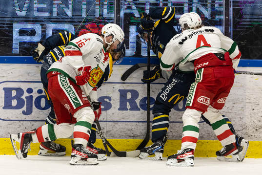 Södertäljes Albert Sjöberg och Lucas Carlsson mot Moras