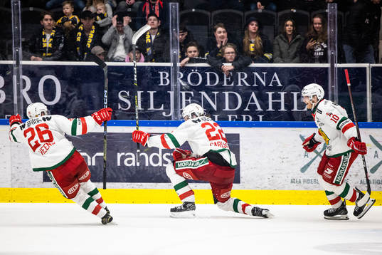 Moras Måns Carlsson jublar