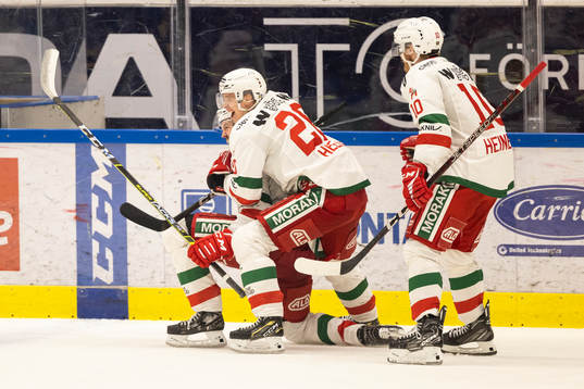 Moras Måns Carlsson jublar