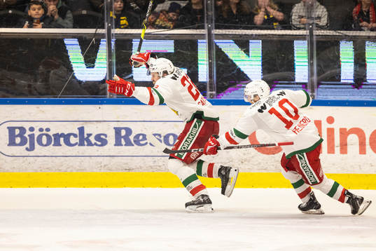 Moras Måns Carlsson jublar