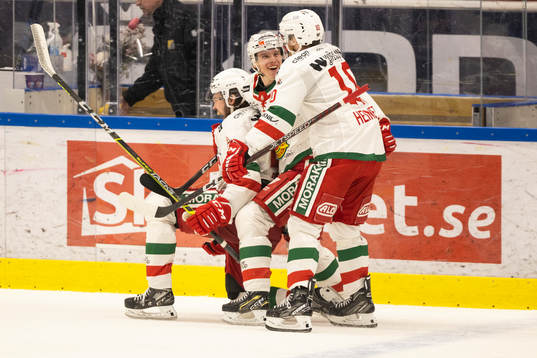 Moras Måns Carlsson jublar