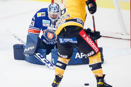 Växjös målvakt Emil Larmi  när Luleås Niklas Olausson