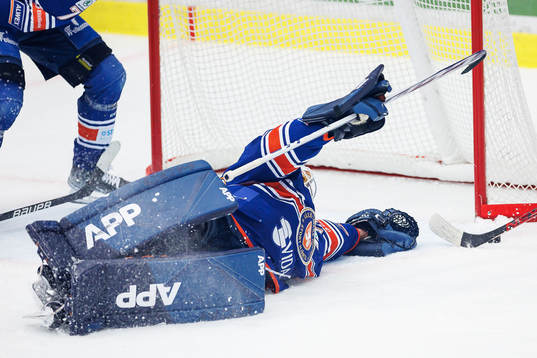 Växjös målvakt Emil Larmi när Luleås Niklas Olausson