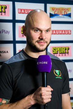 Färjestads Theodor Lennström blir intervjuad av C More