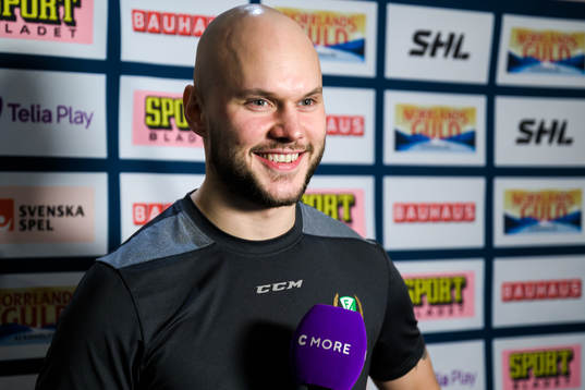 Färjestads Theodor Lennström blir intervjuad av C More